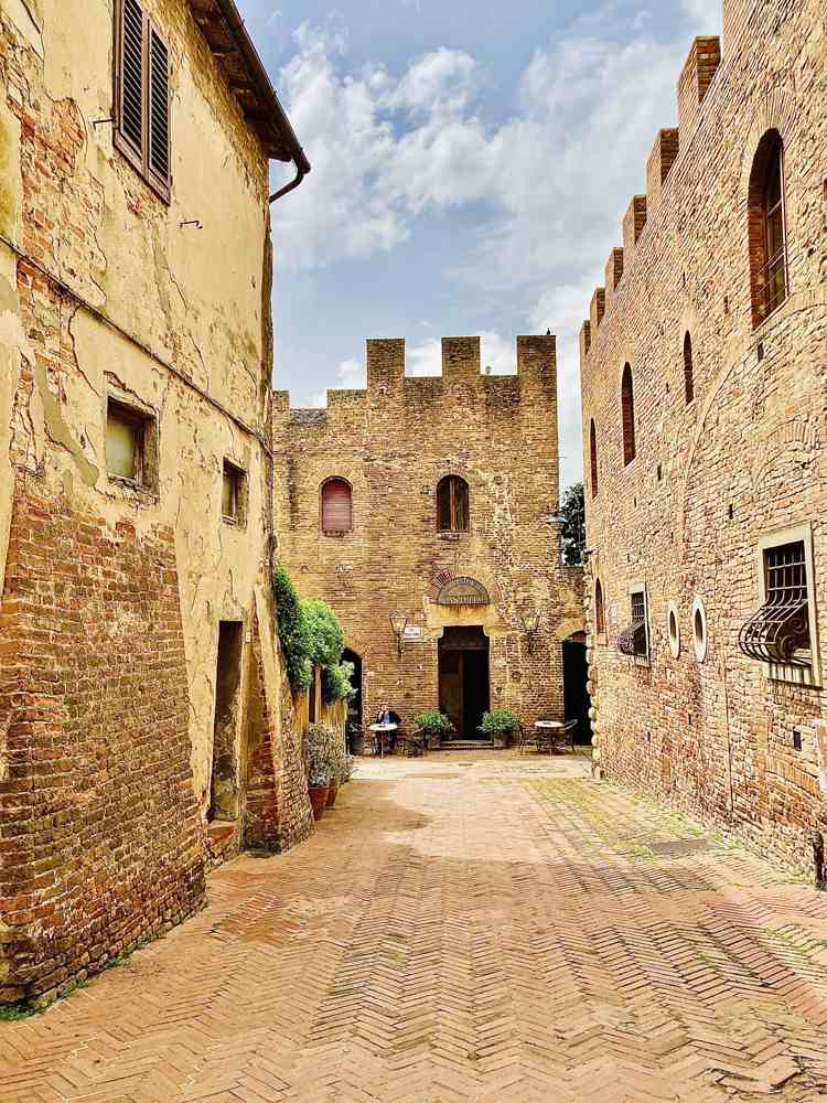 Certaldo, Toscana: il borgo di Boccaccio e della cipolla rossa